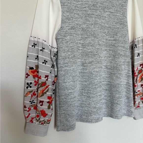 Pattern Sleeve Gray Top/Sweater - Picture 5 of 12